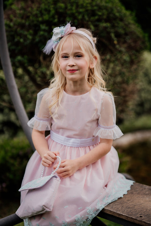 Vestido rosa de festa com renda bordada em contraste e cinto