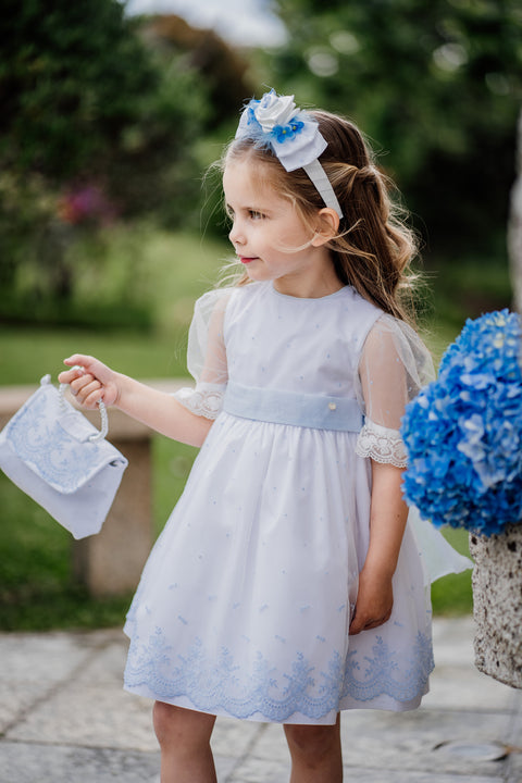 Vestido branco de festa com detalhes azuis