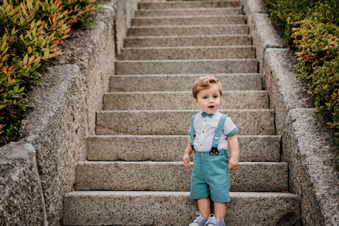 Conjunto de menino verde azulado com calção e camisa