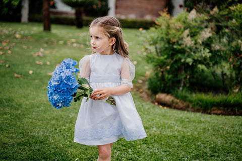 Vestido branco de festa com detalhes azuis