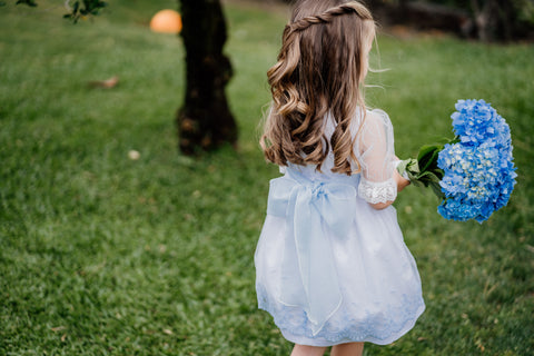 Vestido branco de festa com detalhes azuis