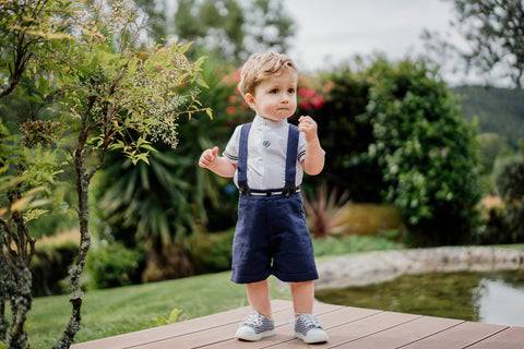 Conjunto de menino de calção azul marinho e camisa branca