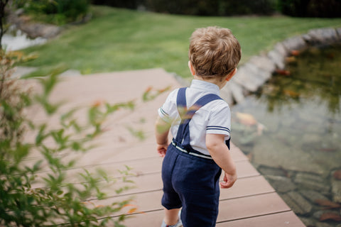 Conjunto de menino de calção azul marinho e camisa branca