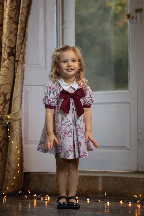 Vestido malva com padrão floral e laço no centro