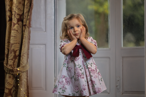 Vestido malva com padrão floral e laço no centro