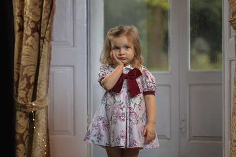 Vestido malva com padrão floral e laço no centro