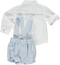 Conjunto de camisa branca e calções azuis com alças
