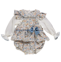 Conjunto de menina com estampado floral azul e laço