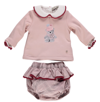 Conjunto de camisola de malha rosa com calções xadrez e pompons