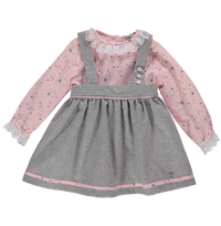 Conjunto de blusa rosa e saia em fazenda cinza