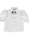 Blusa branca com mangas transparentes e rosas no colarinho