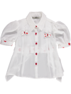 Blusa branca com detalhes de corações vermelhos