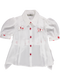 Blusa branca com detalhes de corações vermelhos