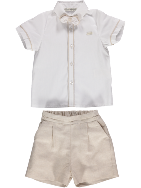 Conjunto de menino de calção beige com camisa branca