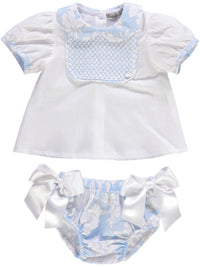 Conjunto azul e branco florido de blusa e tapa fralda