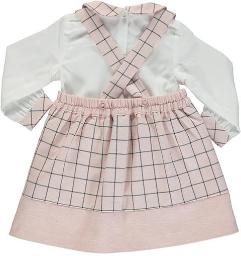 Conjunto de blusa branca com saia xadrêz rosa com alças e laços na frente