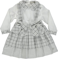 Conjunto de blusa branca com saia xadrêz cinza com alças e laços na frente
