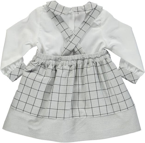 Conjunto de blusa branca com saia xadrêz cinza com alças e laços na frente