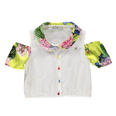 Blusa branca e verde com botões coloridos e padrão floral