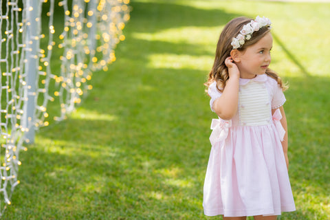 Vestido rosa e branco com laços e nervuras